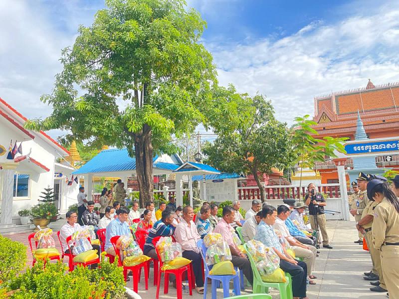 តំណាង ស.អ.ក.រាជធានីភ្នំពេញចុះជួបសំណេះសំណាលសាកសួរសុខទុក្ខអតីតយុទ្ធជន២៦គ្រួសារនៅសង្កាត់ព្រៃស - Image 6