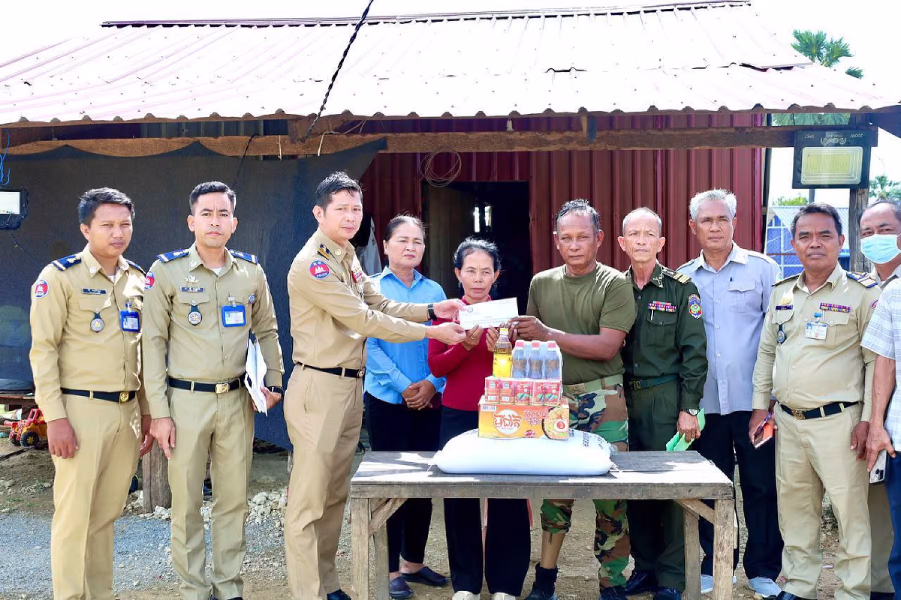 អ.ន.ក. ខេត្តកំពង់ស្ពឺ ចុះសាកសួរសុខទុក្ខ និងនាំយកអំណោយជូនសមាជិកមានជីវភាពខ្វះខាងចំនួន ៩គ្រួសារ