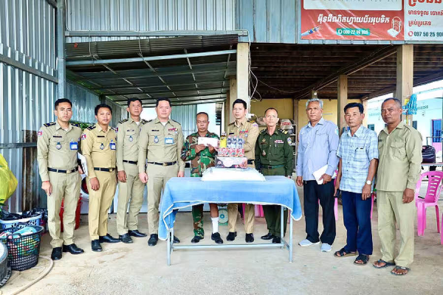 អ.ន.ក. ខេត្តកំពង់ស្ពឺ ចុះសាកសួរសុខទុក្ខ និងនាំយកអំណោយជូនសមាជិកមានជីវភាពខ្វះខាងចំនួន ៩គ្រួសារ - Image 2