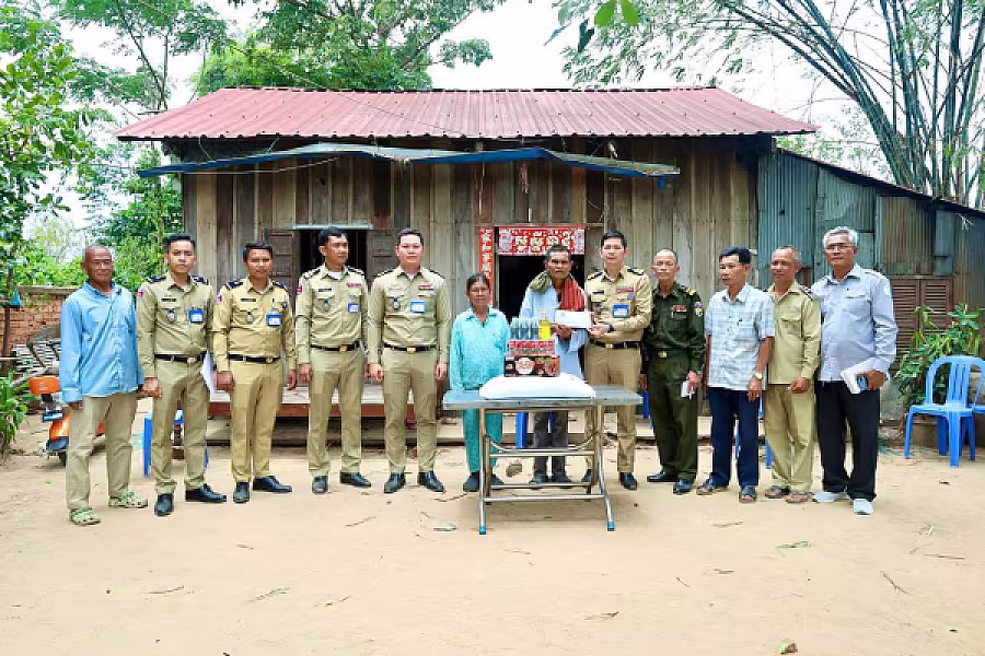អ.ន.ក. ខេត្តកំពង់ស្ពឺ ចុះសាកសួរសុខទុក្ខ និងនាំយកអំណោយជូនសមាជិកមានជីវភាពខ្វះខាងចំនួន ៩គ្រួសារ - Image 4