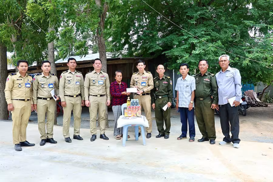 អ.ន.ក. ខេត្តកំពង់ស្ពឺ ចុះសាកសួរសុខទុក្ខ និងនាំយកអំណោយជូនសមាជិកមានជីវភាពខ្វះខាងចំនួន ៩គ្រួសារ - Image 5