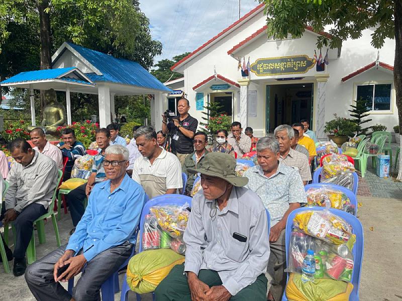 តំណាង ស.អ.ក.រាជធានីភ្នំពេញចុះជួបសំណេះសំណាលសាកសួរសុខទុក្ខអតីតយុទ្ធជន២៦គ្រួសារនៅសង្កាត់ព្រៃស - Image 7