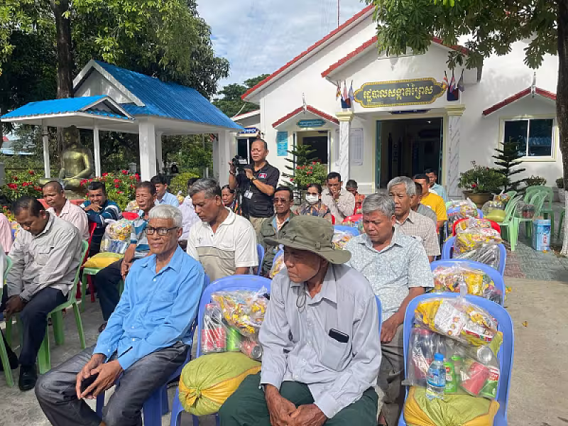 តំណាង ស.អ.ក.រាជធានីភ្នំពេញចុះជួបសំណេះសំណាលសាកសួរសុខទុក្ខអតីតយុទ្ធជន២៦គ្រួសារនៅសង្កាត់ព្រៃស - Image 7