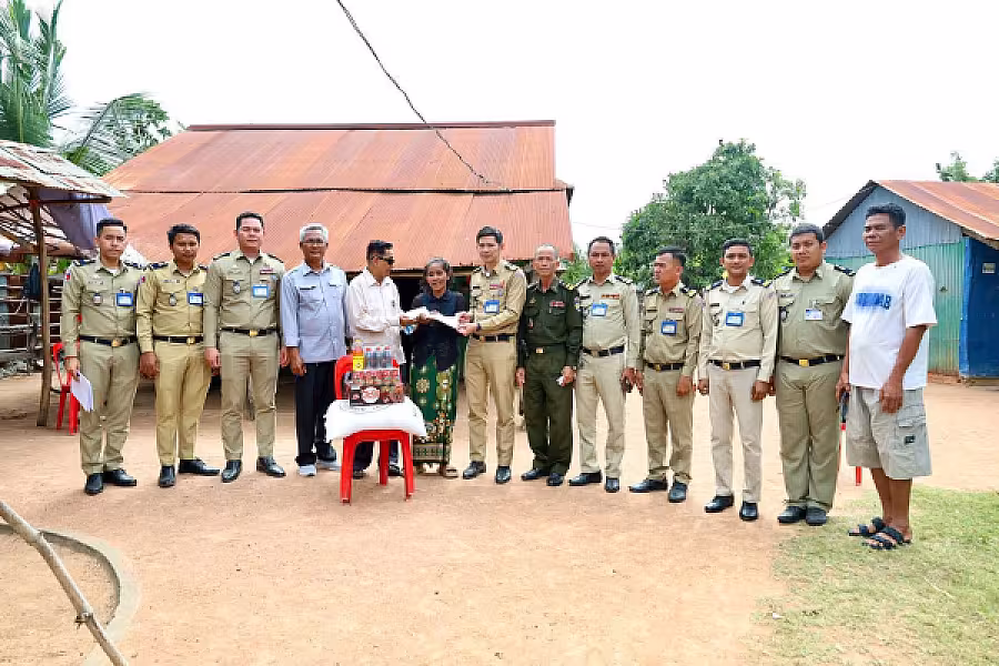 អ.ន.ក. ខេត្តកំពង់ស្ពឺ ចុះសាកសួរសុខទុក្ខ និងនាំយកអំណោយជូនសមាជិកមានជីវភាពខ្វះខាងចំនួន ៩គ្រួសារ - Image 7