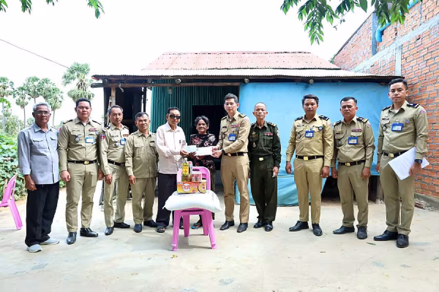 អ.ន.ក. ខេត្តកំពង់ស្ពឺ ចុះសាកសួរសុខទុក្ខ និងនាំយកអំណោយជូនសមាជិកមានជីវភាពខ្វះខាងចំនួន ៩គ្រួសារ - Image 8