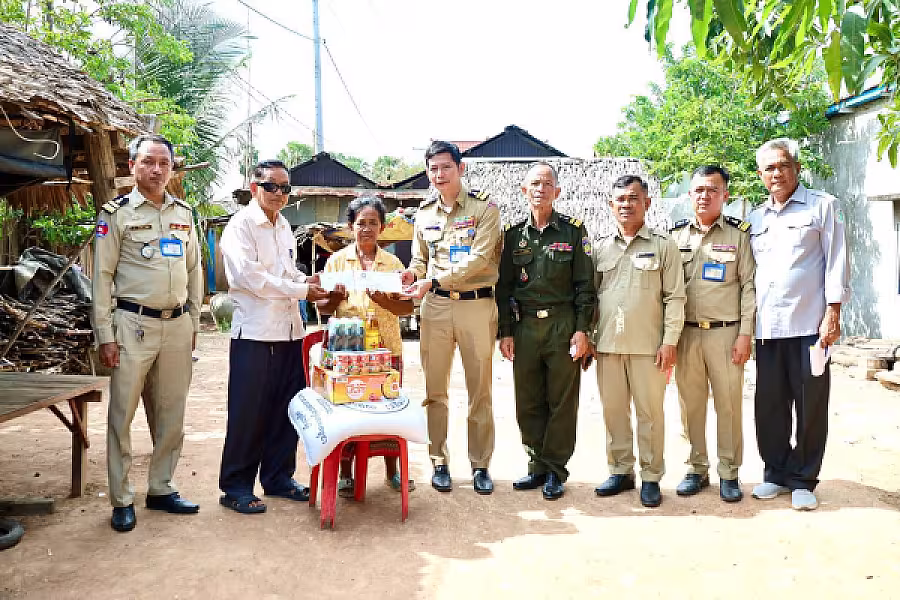 អ.ន.ក. ខេត្តកំពង់ស្ពឺ ចុះសាកសួរសុខទុក្ខ និងនាំយកអំណោយជូនសមាជិកមានជីវភាពខ្វះខាងចំនួន ៩គ្រួសារ - Image 9