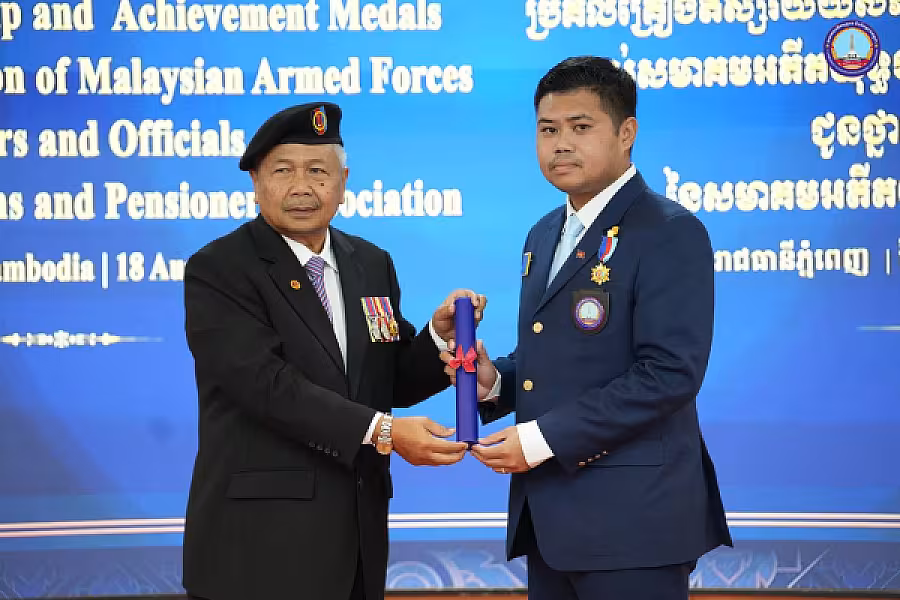 ឯកឧត្តម គន់ គីម ទទួលគ្រឿងឥស្សរិយយសជាន់ខ្ពស់ពីសមាគមអតីតយុទ្ធជន ម៉ាឡេស៊ី - Image 12