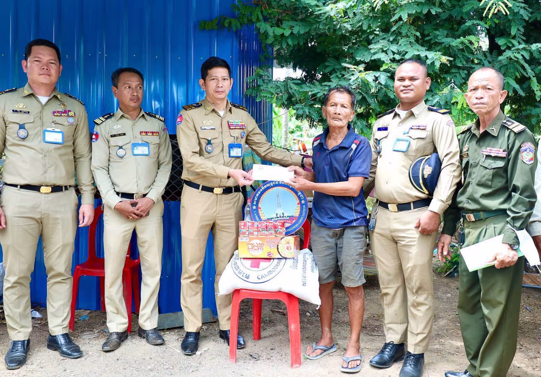 អ.ន.ក.ខេត្តកំពង់ស្ពឺ ចុះសាកសួរសុខទុក្ខ និងនាំយកអំណោយជូនអតីតយុទ្ធជនមានជីវភាពខ្វះខាត
