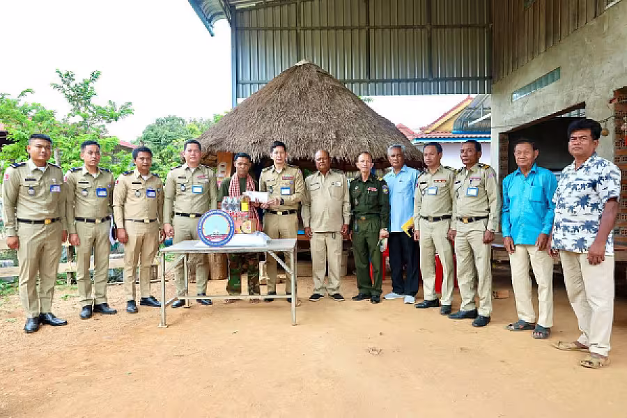អ.ន.ក.ខេត្តកំពង់ស្ពឺ ចុះសាកសួរសុខទុក្ខ និងនាំយកអំណោយជូនអតីតយុទ្ធជនមានជីវភាពខ្វះខាត - Image 2