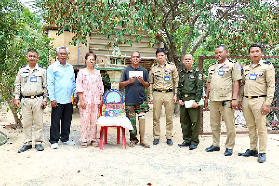 អ.ន.ក.ខេត្តកំពង់ស្ពឺ ចុះសាកសួរសុខទុក្ខ និងនាំយកអំណោយជូនអតីតយុទ្ធជនមានជីវភាពខ្វះខាត - Image 4