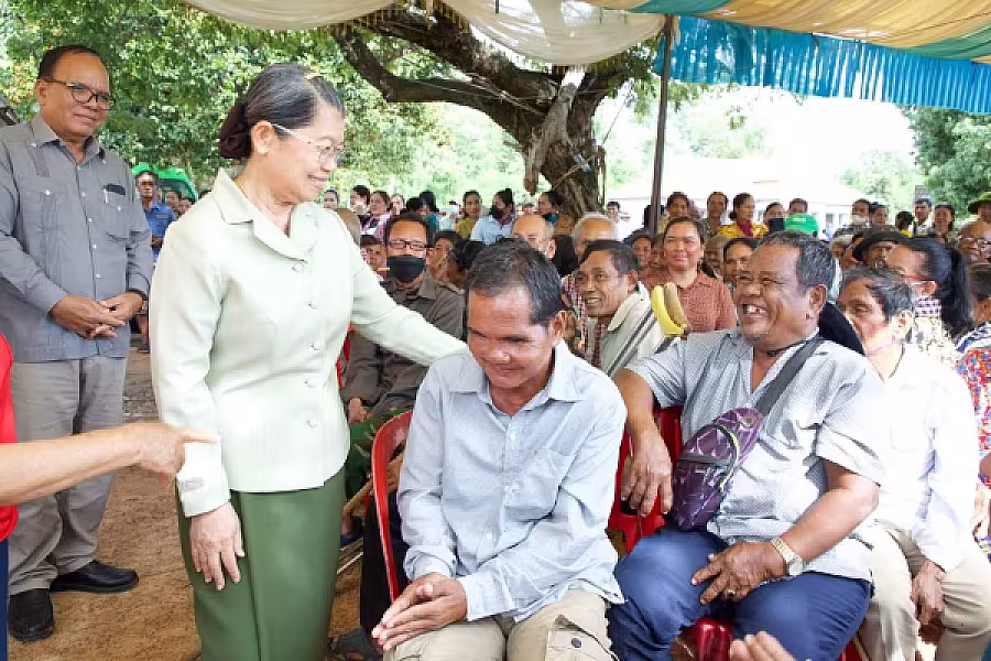 សម្តេចកិត្តិសង្គហបណ្ឌិត ម៉ែន សំអន អញ្ជើញជួបសំណេះសំណាលជាមួយអតីតយុទ្ធជននៅស្រុករមាសហែក និងស្រុកកំពង់រោទិ៍ខេត្តស្វាយរៀង - Image 9