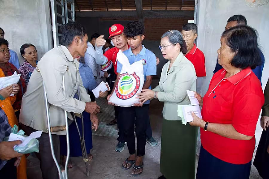 សម្តេចកិត្តិសង្គហបណ្ឌិត ម៉ែន សំអន អញ្ជើញជួបសំណេះសំណាលជាមួយអតីតយុទ្ធជននៅស្រុករមាសហែក និងស្រុកកំពង់រោទិ៍ខេត្តស្វាយរៀង - Image 11