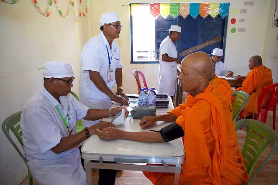 សម្តេចកិត្តិសង្គហបណ្ឌិត ម៉ែន សំអន អញ្ជើញជួបសំណេះសំណាលជាមួយអតីតយុទ្ធជននៅស្រុករមាសហែក និងស្រុកកំពង់រោទិ៍ខេត្តស្វាយរៀង - Image 12