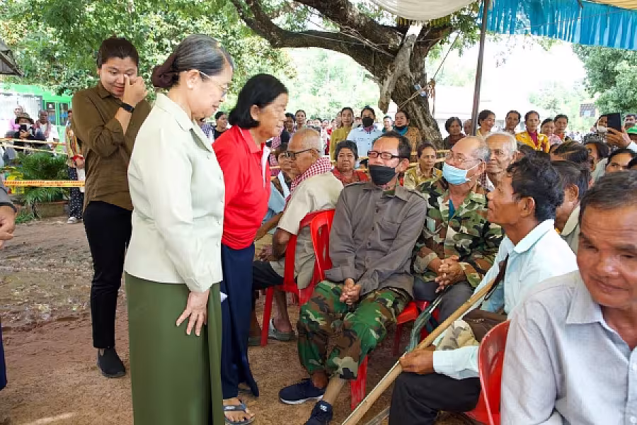 សម្តេចកិត្តិសង្គហបណ្ឌិត ម៉ែន សំអន អញ្ជើញជួបសំណេះសំណាលជាមួយអតីតយុទ្ធជននៅស្រុករមាសហែក និងស្រុកកំពង់រោទិ៍ខេត្តស្វាយរៀង - Image 13
