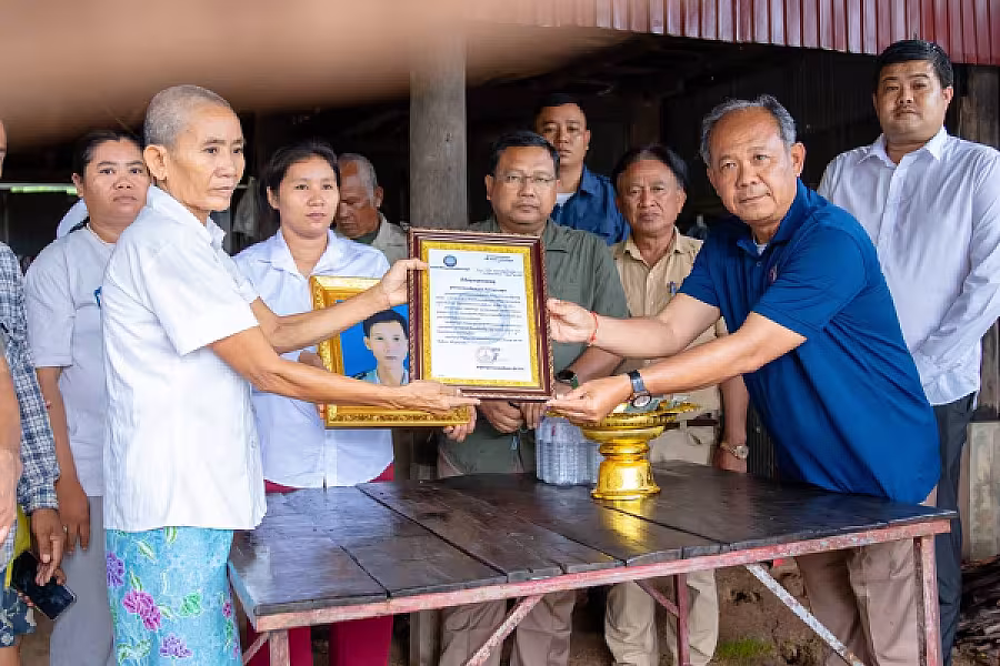 អ.ន.ក. ខេត្តបន្ទាយមានជ័យ នាំយកថវិកាបេឡាមរណសង្គ្រោះជូនគ្រួសារសពសមាជិក ៥គ្រួសារ - Image 6