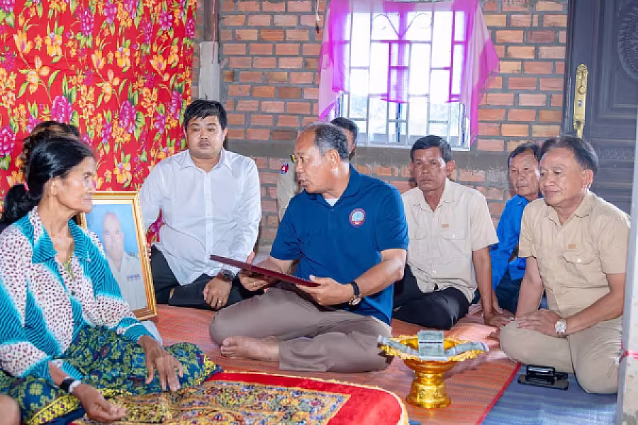 អ.ន.ក. ខេត្តបន្ទាយមានជ័យ នាំយកថវិកាបេឡាមរណសង្គ្រោះជូនគ្រួសារសពសមាជិក ៥គ្រួសារ - Image 8