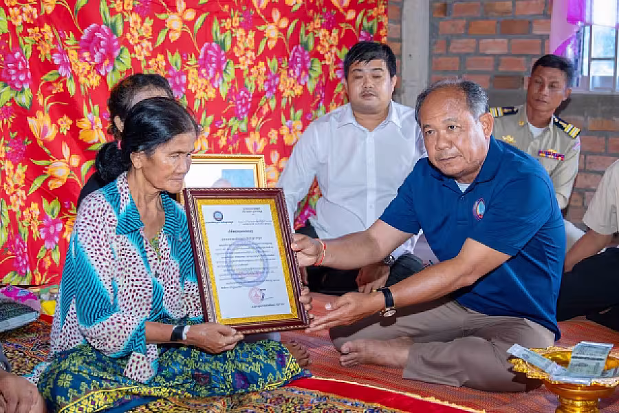 អ.ន.ក. ខេត្តបន្ទាយមានជ័យ នាំយកថវិកាបេឡាមរណសង្គ្រោះជូនគ្រួសារសពសមាជិក ៥គ្រួសារ - Image 9