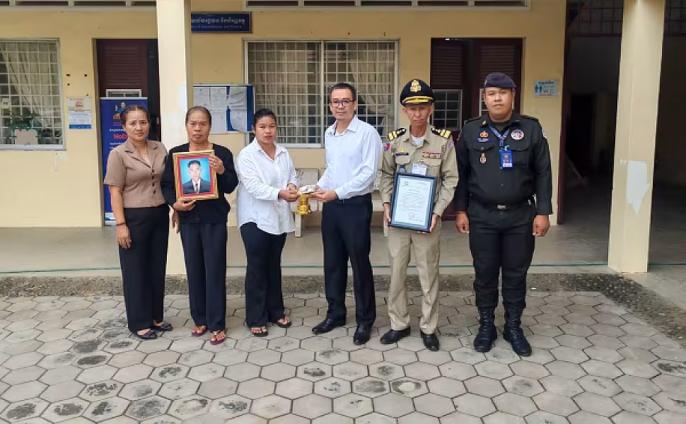 អ.ន.ក. ក្រុងបាត់ដំបង នាំយកថវិកាមរណសង្គ្រោះជូនគ្រួសារសមាជិក