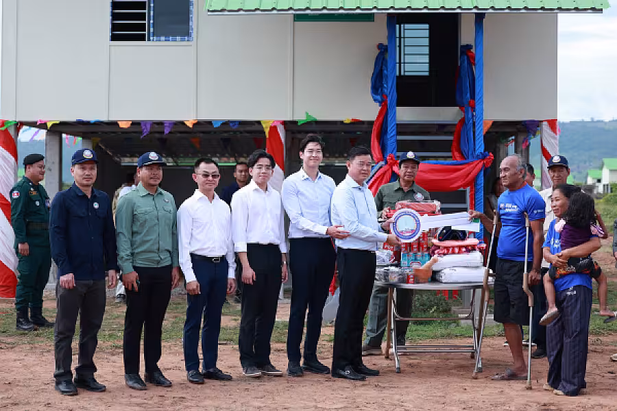 ឯកឧត្តម គន់ គីម អញ្ជើញប្រគល់ផ្ទះចំនួន ២០០ខ្នង ជាអំណោយរបស់សម្តេចតេជោ ហ៊ុន សែន ជូនអតីតយុទ្ធជន និងនិវត្តជន ក្នុងខេត្តបាត់ដំបង - Image 3
