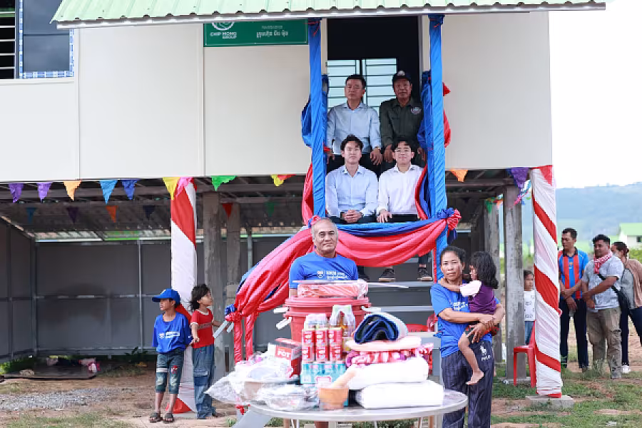 ឯកឧត្តម គន់ គីម អញ្ជើញប្រគល់ផ្ទះចំនួន ២០០ខ្នង ជាអំណោយរបស់សម្តេចតេជោ ហ៊ុន សែន ជូនអតីតយុទ្ធជន និងនិវត្តជន ក្នុងខេត្តបាត់ដំបង - Image 4