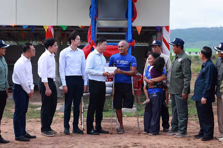 ឯកឧត្តម គន់ គីម អញ្ជើញប្រគល់ផ្ទះចំនួន ២០០ខ្នង ជាអំណោយរបស់សម្តេចតេជោ ហ៊ុន សែន ជូនអតីតយុទ្ធជន និងនិវត្តជន ក្នុងខេត្តបាត់ដំបង - Image 6