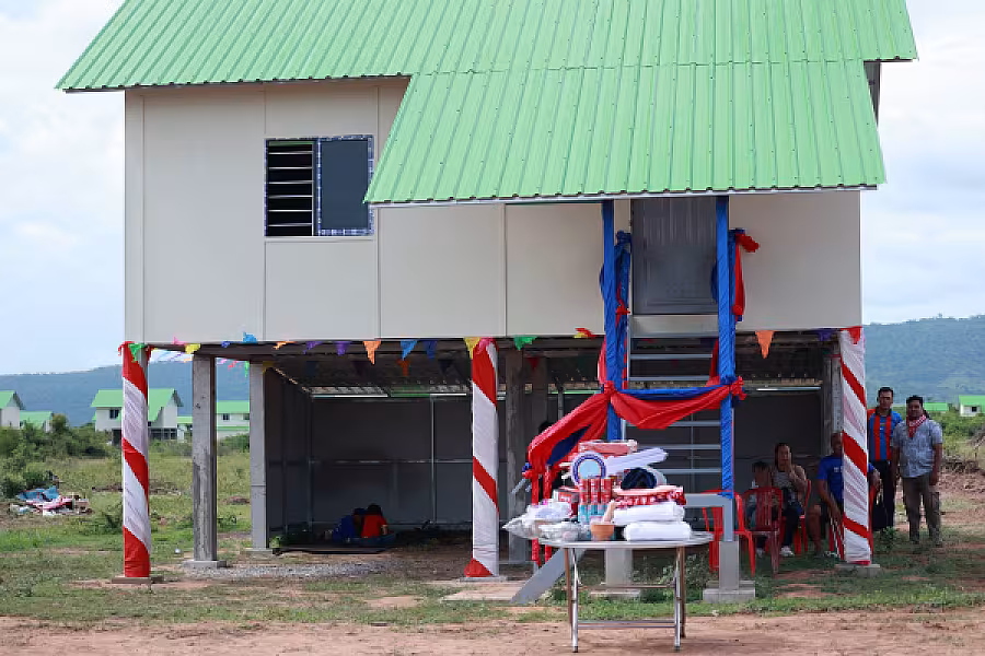 ឯកឧត្តម គន់ គីម អញ្ជើញប្រគល់ផ្ទះចំនួន ២០០ខ្នង ជាអំណោយរបស់សម្តេចតេជោ ហ៊ុន សែន ជូនអតីតយុទ្ធជន និងនិវត្តជន ក្នុងខេត្តបាត់ដំបង - Image 8