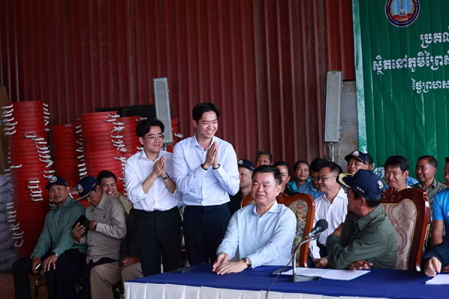 ឯកឧត្តម គន់ គីម អញ្ជើញប្រគល់ផ្ទះចំនួន ២០០ខ្នង ជាអំណោយរបស់សម្តេចតេជោ ហ៊ុន សែន ជូនអតីតយុទ្ធជន និងនិវត្តជន ក្នុងខេត្តបាត់ដំបង - Image 14