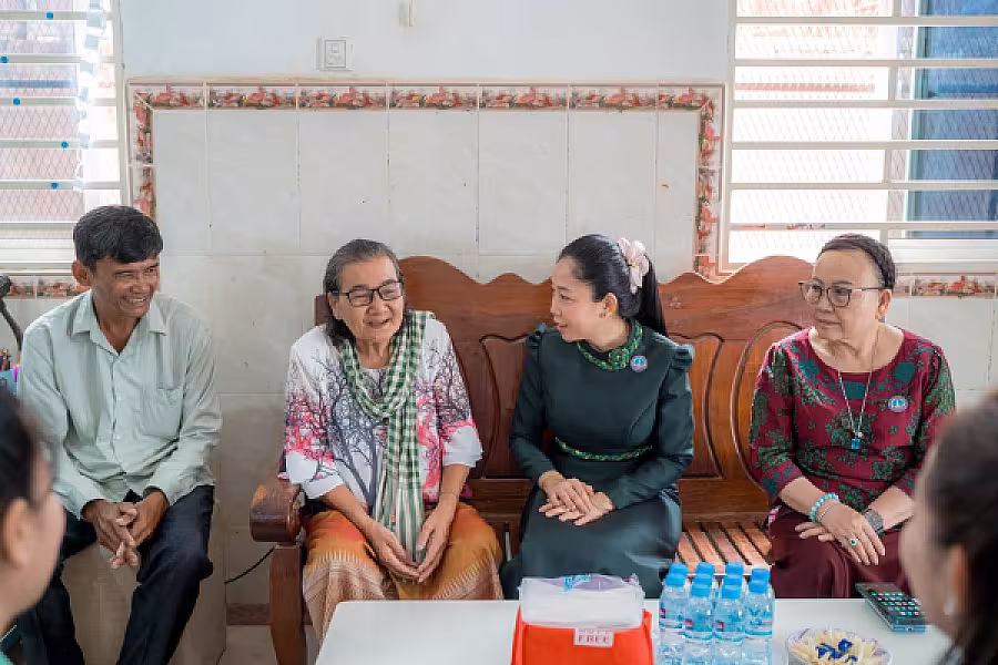 លោកជំទាវ ទុយ សិរីរតនៈ នេត្រភក្ត្រា អញ្ជើនាំយកអំណោយ និងចុះសួរសុខទុក្ខអតីតមន្ត្រីរាជការក្រសួងព័ត៌មាន ចំនួន ៣រូប - Image 2