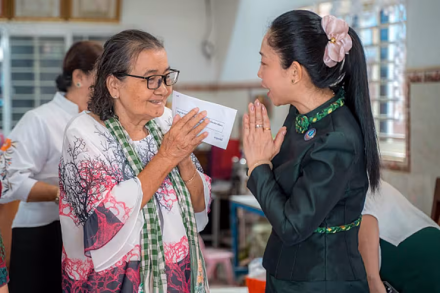 លោកជំទាវ ទុយ សិរីរតនៈ នេត្រភក្ត្រា អញ្ជើនាំយកអំណោយ និងចុះសួរសុខទុក្ខអតីតមន្ត្រីរាជការក្រសួងព័ត៌មាន ចំនួន ៣រូប - Image 4