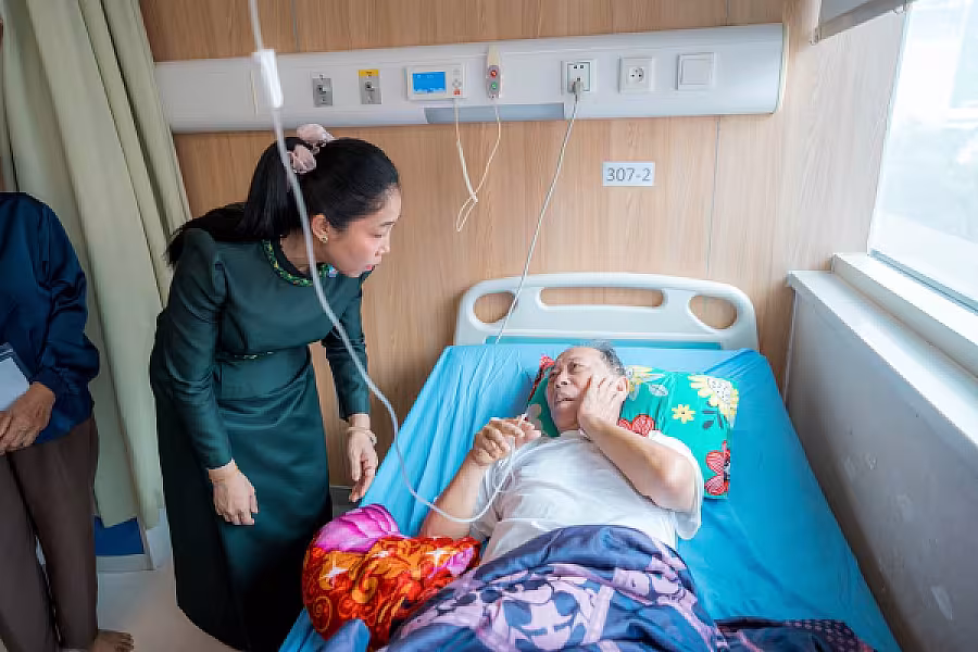លោកជំទាវ ទុយ សិរីរតនៈ នេត្រភក្ត្រា អញ្ជើនាំយកអំណោយ និងចុះសួរសុខទុក្ខអតីតមន្ត្រីរាជការក្រសួងព័ត៌មាន ចំនួន ៣រូប - Image 11