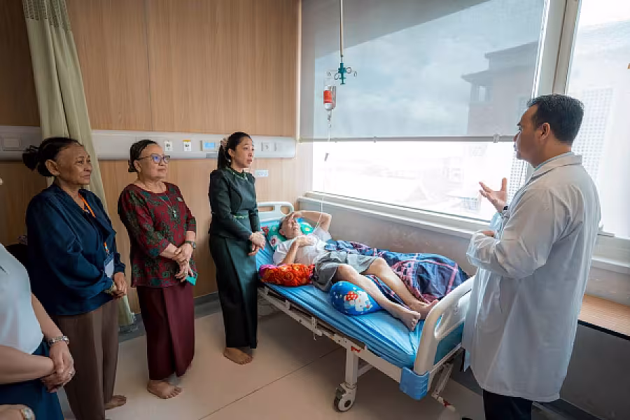 លោកជំទាវ ទុយ សិរីរតនៈ នេត្រភក្ត្រា អញ្ជើនាំយកអំណោយ និងចុះសួរសុខទុក្ខអតីតមន្ត្រីរាជការក្រសួងព័ត៌មាន ចំនួន ៣រូប - Image 17