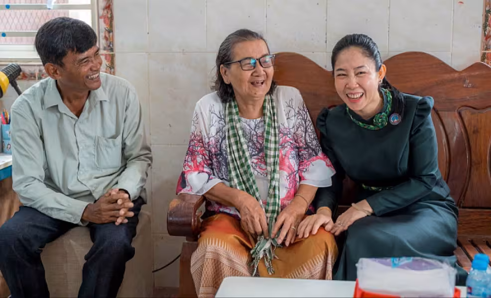លោកជំទាវ ទុយ សិរីរតនៈ នេត្រភក្ត្រា អញ្ជើនាំយកអំណោយ និងចុះសួរសុខទុក្ខអតីតមន្ត្រីរាជការក្រសួងព័ត៌មាន ចំនួន ៣រូប
