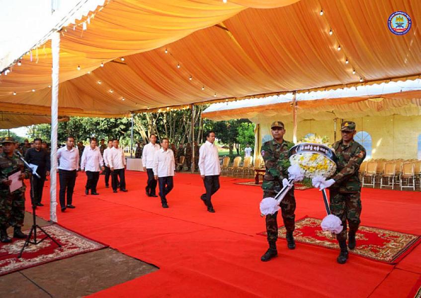 ឯកឧត្តម នាយឧត្តមសេនីយ៍កិត្តិសង្គហបណ្ឌិត គន់ គីម ទេសរដ្ឋមន្រ្តី អគ្គលេខាធិការសមាគមអតីតយុទ្ធជនកម្ពុជា អញ្ជើញដឹកនាំគណៈប្រតិភូ ស.អ.ក ដាក់កម្រងផ្កា និងគោរពវិញ្ញានក្ខន្ធសព ឯកឧត្តម ឧត្តមសេនីយ៍ឯក ឈុំ ខេង មេបញ្ជាការកងពលតូចអន្តរាគមន៍លេខ៦ ដែលបានទទួលមរណភាព ក្នុងជន្មាយុ ៦៨ឆ្នាំ ដោយរោគាពាធ