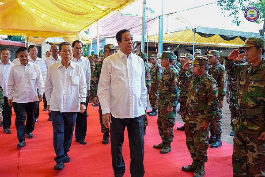 ឯកឧត្តម នាយឧត្តមសេនីយ៍កិត្តិសង្គហបណ្ឌិត គន់ គីម ទេសរដ្ឋមន្រ្តី អគ្គលេខាធិការសមាគមអតីតយុទ្ធជនកម្ពុជា អញ្ជើញដឹកនាំគណៈប្រតិភូ ស.អ.ក ដាក់កម្រងផ្កា និងគោរពវិញ្ញានក្ខន្ធសព ឯកឧត្តម ឧត្តមសេនីយ៍ឯក ឈុំ ខេង មេបញ្ជាការកងពលតូចអន្តរាគមន៍លេខ៦ ដែលបានទទួលមរណភាព ក្នុងជន្មាយុ ៦៨ឆ្នាំ ដោយរោគាពាធ - Image 2