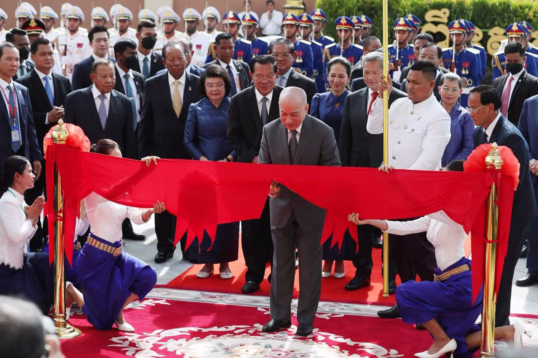 ព្រះករុណាជាអម្ចាស់ជីវិតលើត្បូង យាងជាព្រះរាជាធិបតី ព្រះរាជពិធីសម្ពោធ វិមានសាមគ្គីភាពនៃព្រឹទ្ធសភា