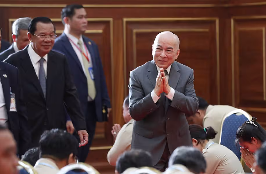 ព្រះករុណាជាអម្ចាស់ជីវិតលើត្បូង យាងជាព្រះរាជាធិបតី ព្រះរាជពិធីសម្ពោធ វិមានសាមគ្គីភាពនៃព្រឹទ្ធសភា - Image 3
