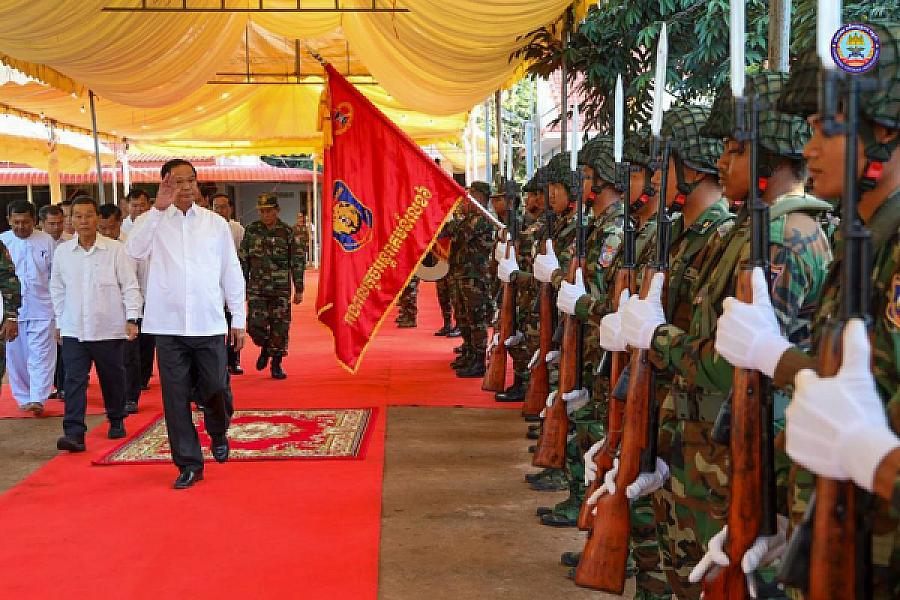 ឯកឧត្តម នាយឧត្តមសេនីយ៍កិត្តិសង្គហបណ្ឌិត គន់ គីម ទេសរដ្ឋមន្រ្តី អគ្គលេខាធិការសមាគមអតីតយុទ្ធជនកម្ពុជា អញ្ជើញដឹកនាំគណៈប្រតិភូ ស.អ.ក ដាក់កម្រងផ្កា និងគោរពវិញ្ញានក្ខន្ធសព ឯកឧត្តម ឧត្តមសេនីយ៍ឯក ឈុំ ខេង មេបញ្ជាការកងពលតូចអន្តរាគមន៍លេខ៦ ដែលបានទទួលមរណភាព ក្នុងជន្មាយុ ៦៨ឆ្នាំ ដោយរោគាពាធ - Image 3