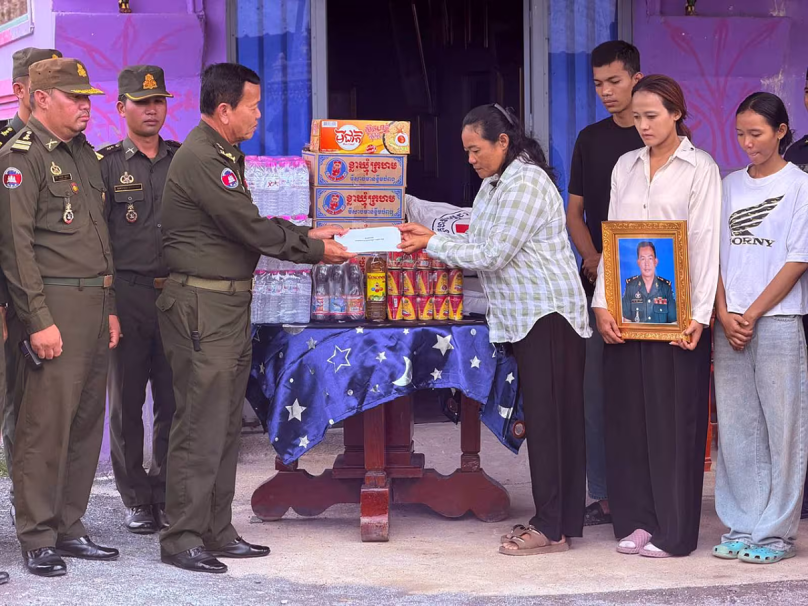 អ.ន.ក. ខេត្តកំពង់ស្ពឺ ចុះសួរសុខទុក្ខ និងនាំយកអំណោយគ្រួសារវីរៈកងទ័ពពលីក្នុងសមរភូមិកម្ពុជា-ថៃ 
