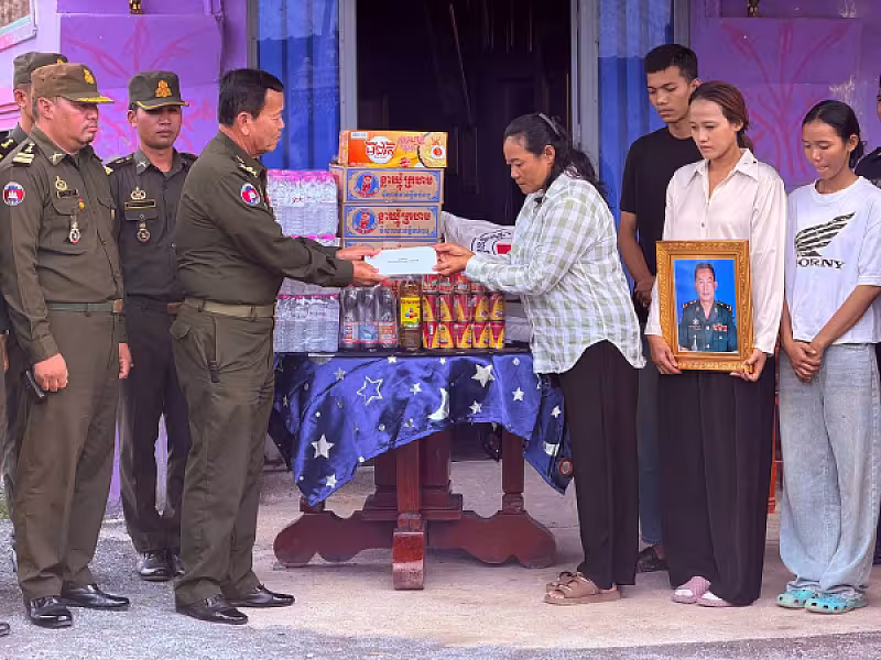 អ.ន.ក. ខេត្តកំពង់ស្ពឺ ចុះសួរសុខទុក្ខ និងនាំយកអំណោយគ្រួសារវីរៈកងទ័ពពលីក្នុងសមរភូមិកម្ពុជា-ថៃ 