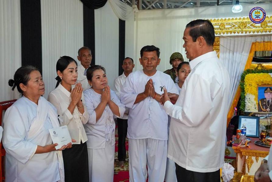 ឯកឧត្តម នាយឧត្តមសេនីយ៍កិត្តិសង្គហបណ្ឌិត គន់ គីម ទេសរដ្ឋមន្រ្តី អគ្គលេខាធិការសមាគមអតីតយុទ្ធជនកម្ពុជា អញ្ជើញដឹកនាំគណៈប្រតិភូ ស.អ.ក ដាក់កម្រងផ្កា និងគោរពវិញ្ញានក្ខន្ធសព ឯកឧត្តម ឧត្តមសេនីយ៍ឯក ឈុំ ខេង មេបញ្ជាការកងពលតូចអន្តរាគមន៍លេខ៦ ដែលបានទទួលមរណភាព ក្នុងជន្មាយុ ៦៨ឆ្នាំ ដោយរោគាពាធ - Image 4