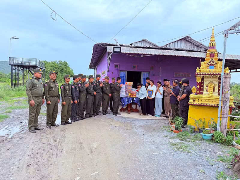 អ.ន.ក. ខេត្តកំពង់ស្ពឺ ចុះសួរសុខទុក្ខ និងនាំយកអំណោយគ្រួសារវីរៈកងទ័ពពលីក្នុងសមរភូមិកម្ពុជា-ថៃ  - Image 2