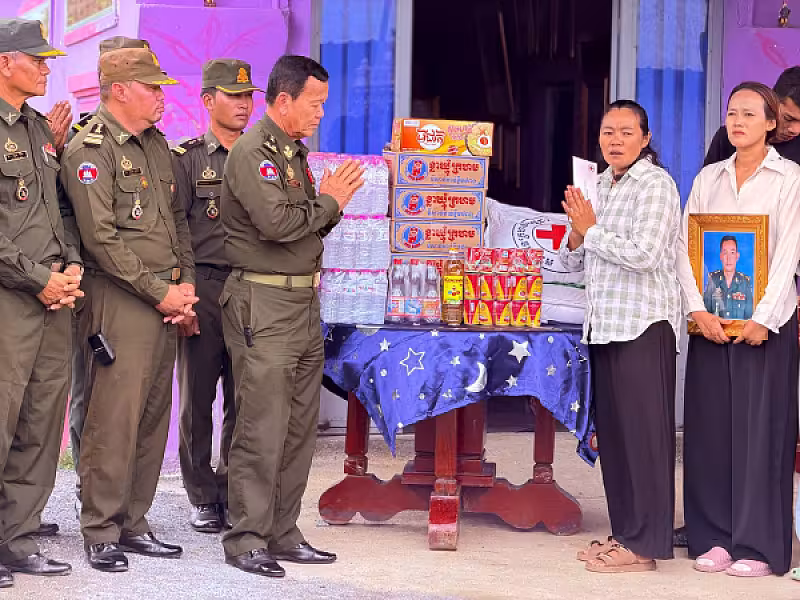 អ.ន.ក. ខេត្តកំពង់ស្ពឺ ចុះសួរសុខទុក្ខ និងនាំយកអំណោយគ្រួសារវីរៈកងទ័ពពលីក្នុងសមរភូមិកម្ពុជា-ថៃ  - Image 3