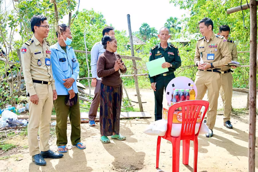 គណៈកម្មាធិការ អ.ន.ក.ខេត្តកំពង់ស្ពឺនាំយកអំណោយជូនគ្រួសារសមាជិកខ្វះខាត - Image 2