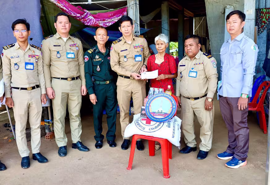 គណៈកម្មាធិការ អ.ន.ក.ខេត្តកំពង់ស្ពឺនាំយកអំណោយជូនគ្រួសារសមាជិកខ្វះខាត - Image 7