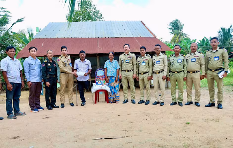គណៈកម្មាធិការ អ.ន.ក.ខេត្តកំពង់ស្ពឺនាំយកអំណោយជូនគ្រួសារសមាជិកខ្វះខាត - Image 10