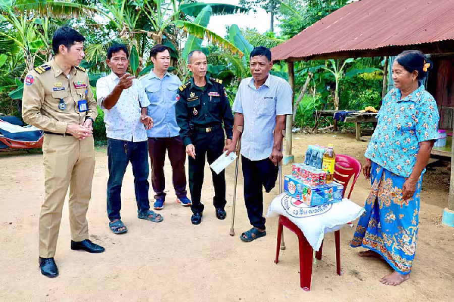 គណៈកម្មាធិការ អ.ន.ក.ខេត្តកំពង់ស្ពឺនាំយកអំណោយជូនគ្រួសារសមាជិកខ្វះខាត - Image 11