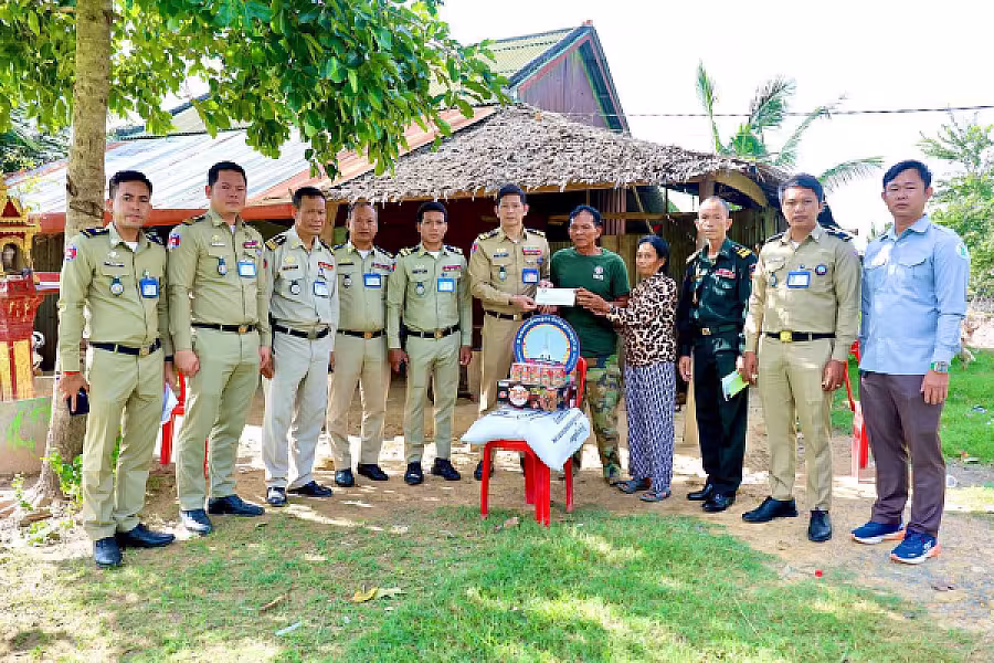 គណៈកម្មាធិការ អ.ន.ក.ខេត្តកំពង់ស្ពឺនាំយកអំណោយជូនគ្រួសារសមាជិកខ្វះខាត - Image 12