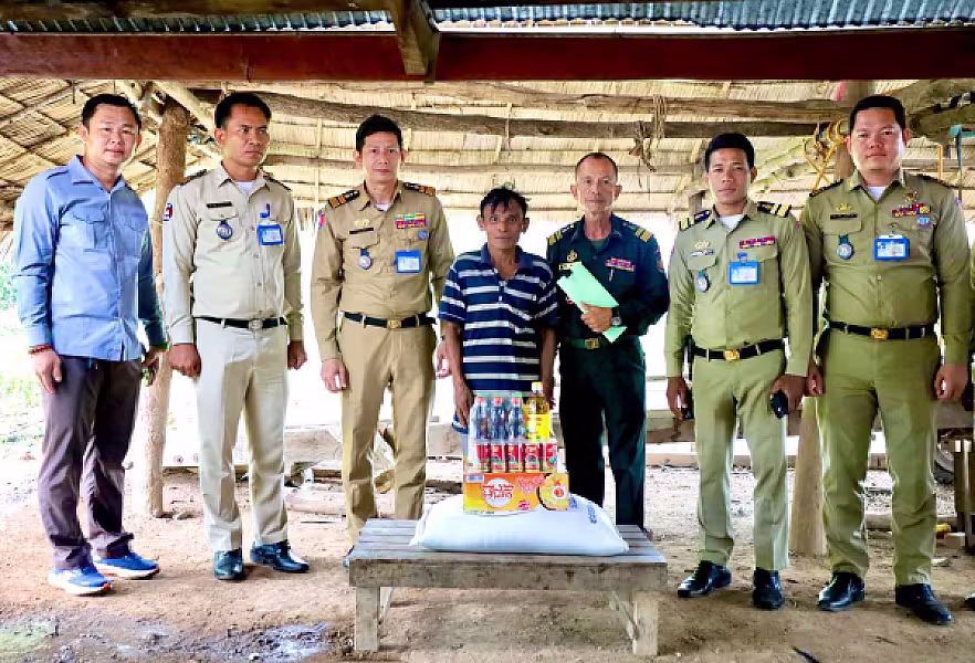 គណៈកម្មាធិការ អ.ន.ក.ខេត្តកំពង់ស្ពឺនាំយកអំណោយជូនគ្រួសារសមាជិកខ្វះខាត - Image 13