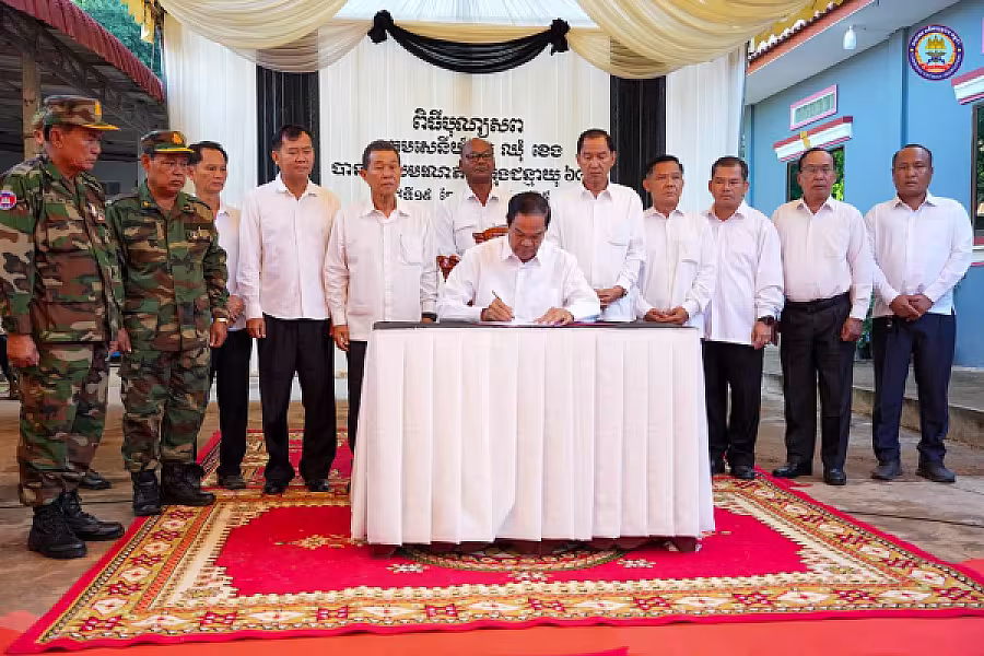 ឯកឧត្តម នាយឧត្តមសេនីយ៍កិត្តិសង្គហបណ្ឌិត គន់ គីម ទេសរដ្ឋមន្រ្តី អគ្គលេខាធិការសមាគមអតីតយុទ្ធជនកម្ពុជា អញ្ជើញដឹកនាំគណៈប្រតិភូ ស.អ.ក ដាក់កម្រងផ្កា និងគោរពវិញ្ញានក្ខន្ធសព ឯកឧត្តម ឧត្តមសេនីយ៍ឯក ឈុំ ខេង មេបញ្ជាការកងពលតូចអន្តរាគមន៍លេខ៦ ដែលបានទទួលមរណភាព ក្នុងជន្មាយុ ៦៨ឆ្នាំ ដោយរោគាពាធ - Image 6