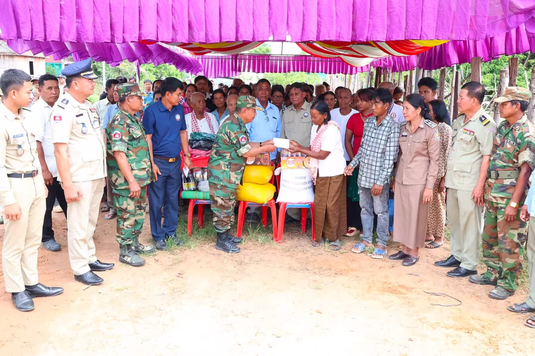 អ.ន.ក.ខេត្តកំពង់ធំ​ ប្រគល់ផ្ទះថ្មីអំណោយ​ដ៏​ថ្លៃថ្លា​របស់​សម្តេច​តេជោ​ហ៊ុន​ សែន ​ជូនគ្រួសារអតីតយុទ្ធជនពលី